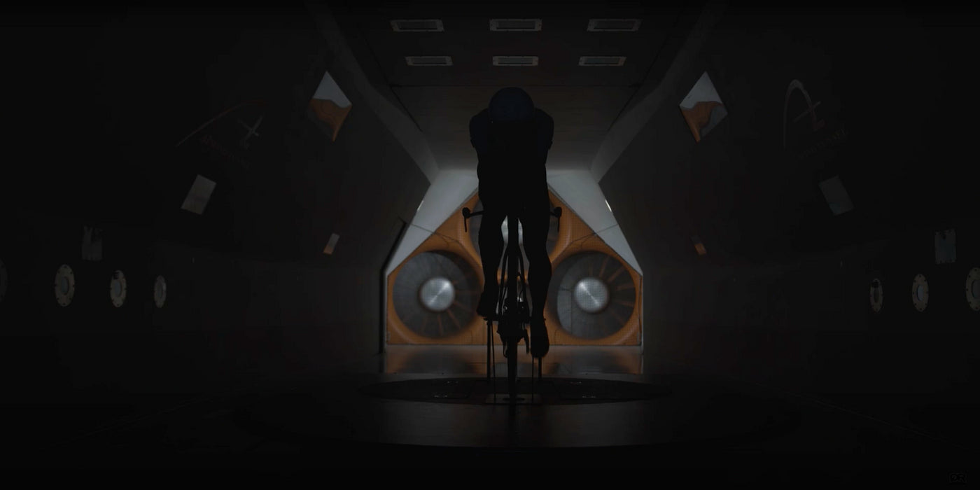 Triatleta testando Quintana Roo V-PR em um túnel de vento