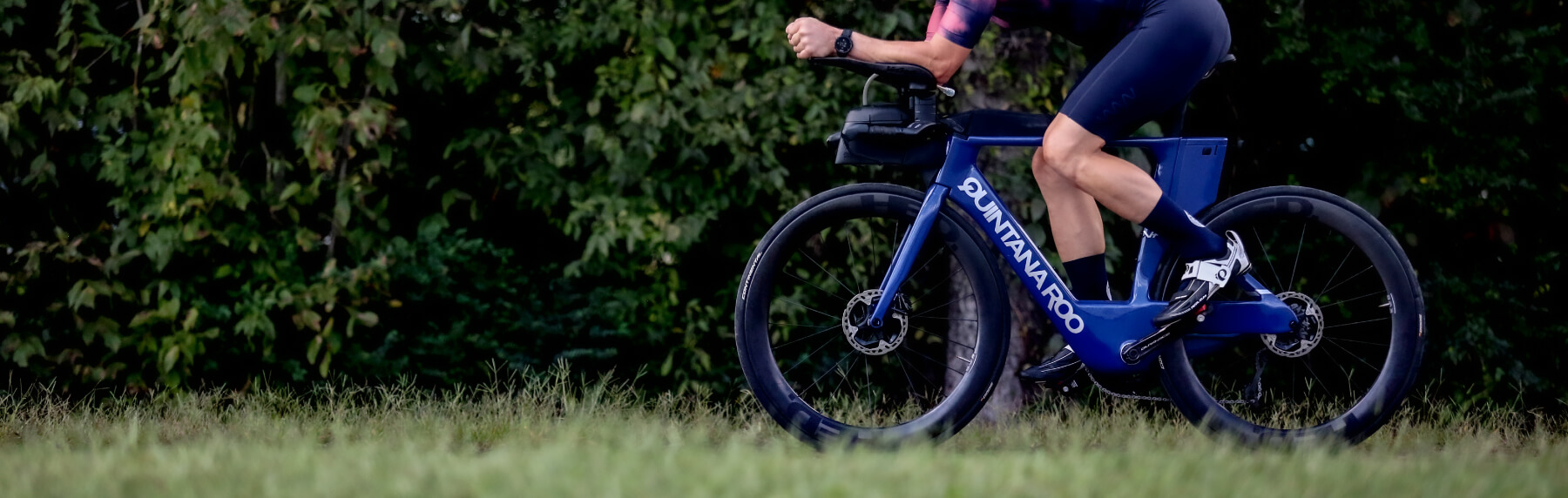 Tiro lateral da pessoa que monta Quintana Roo V-PR através da grama