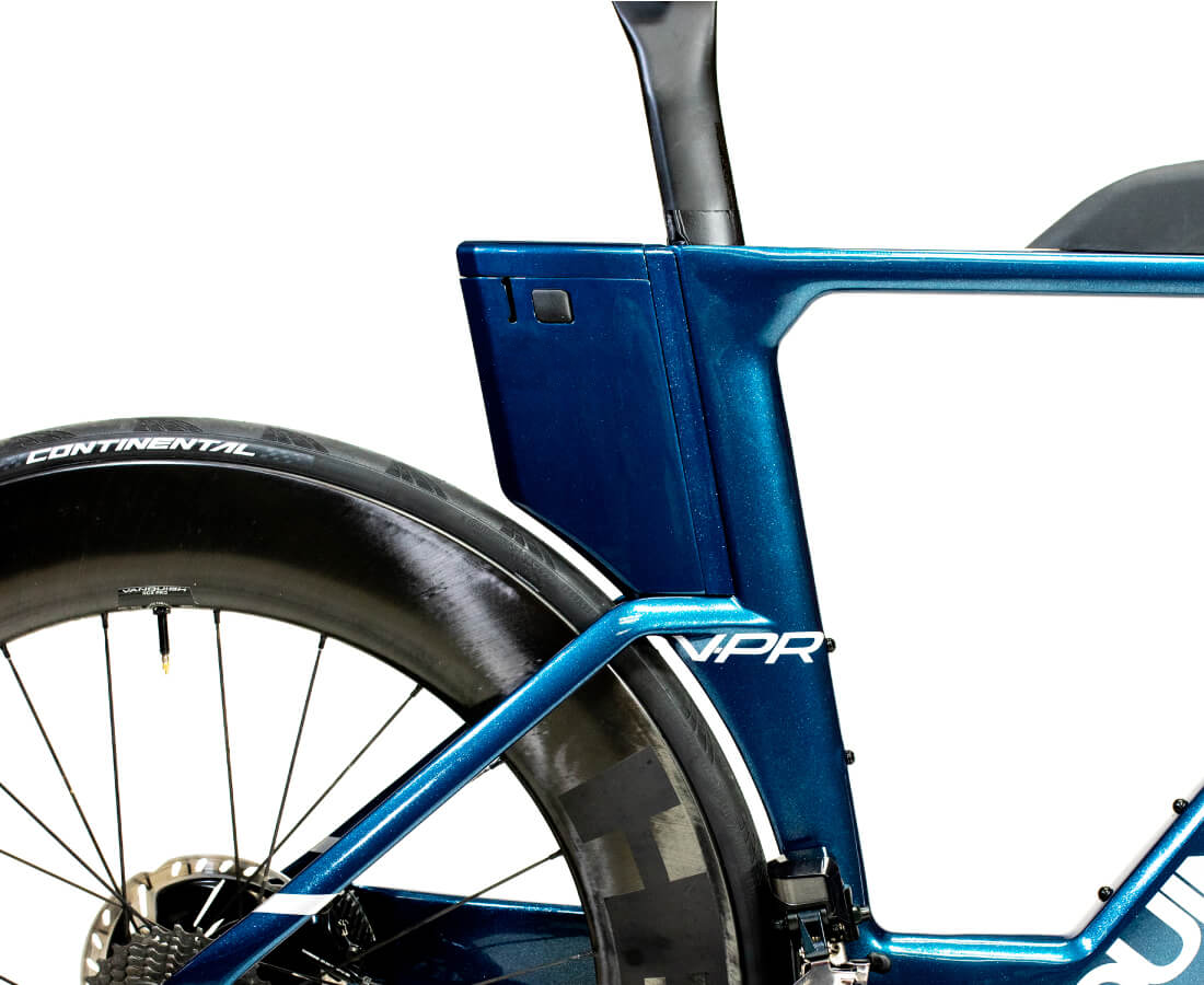 Armazenamento integrado Quintana Roo QBox Aero em uma bicicleta de triatlo V-PR