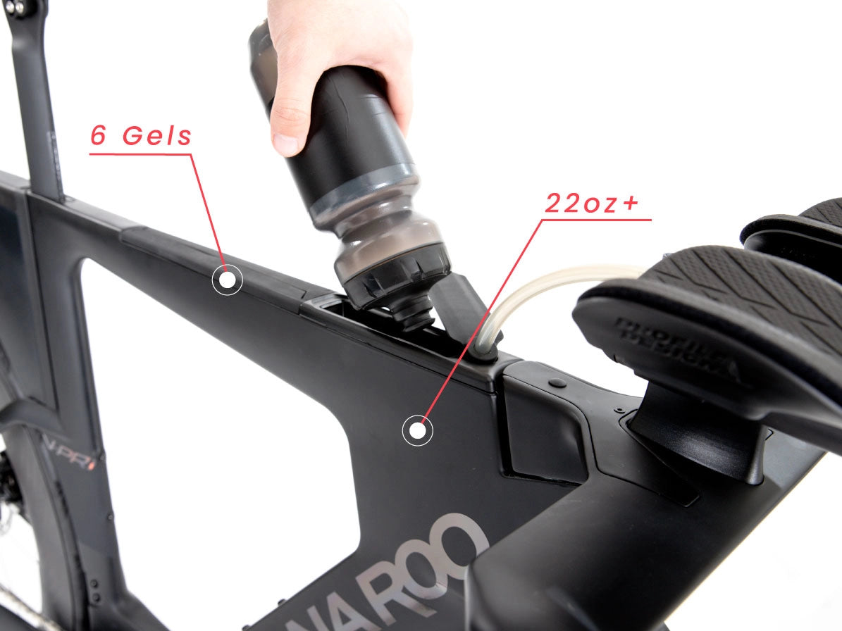 Um close up do quadro de uma bicicleta QR preta em um fundo branco