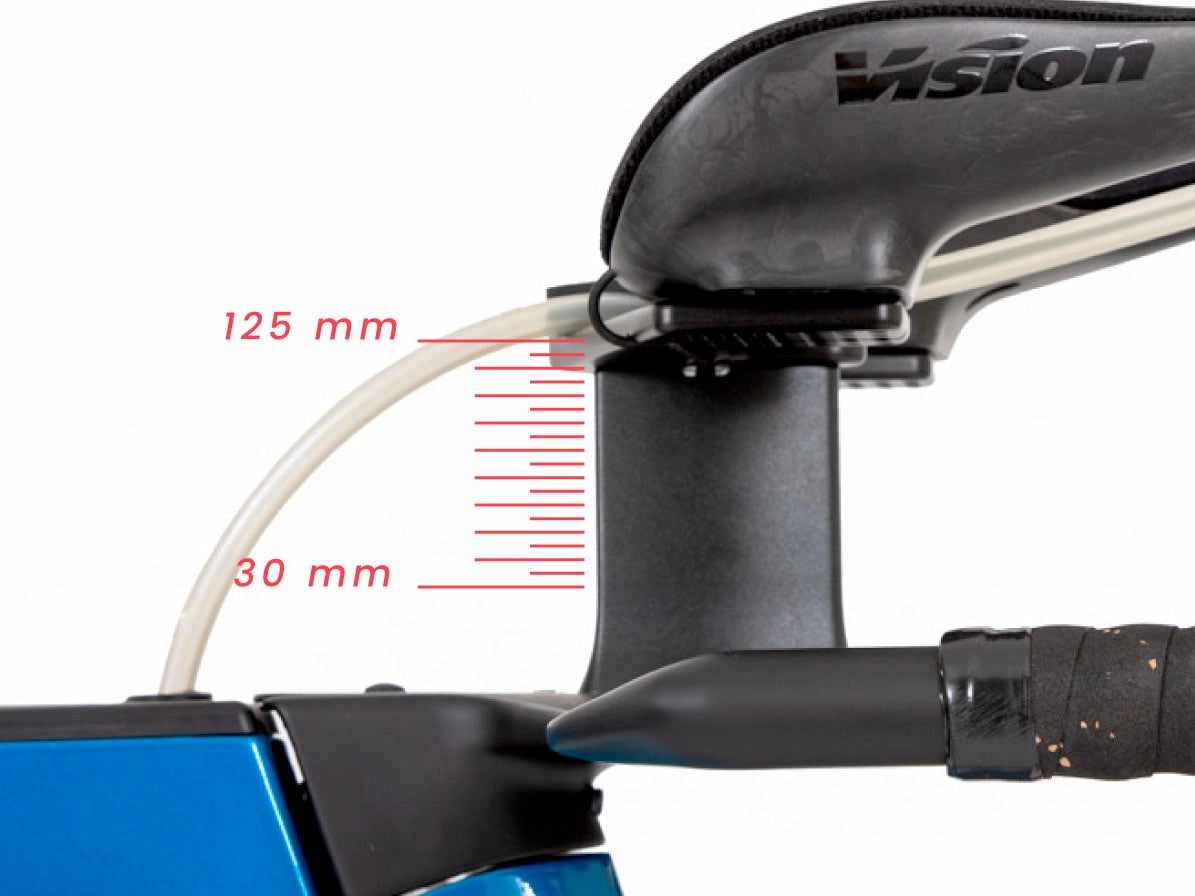 Um close de onde o guidão se conecta ao quadro de uma bicicleta QR azul