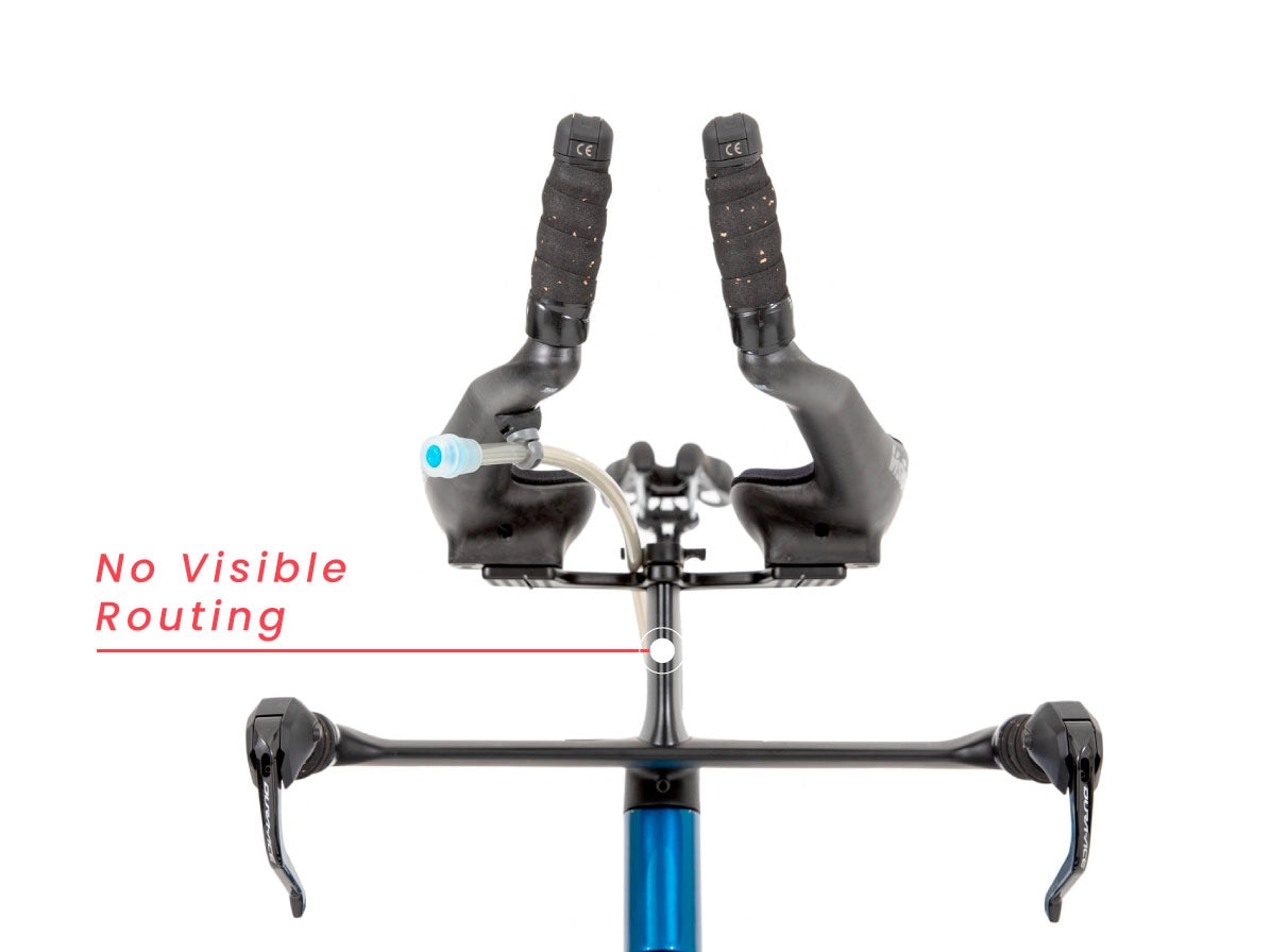 O guidão de uma bicicleta QR rotulado em texto vermelho em um fundo branco.