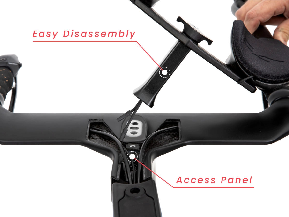 Um close up do guidão de uma bicicleta QR preta, com peças rotuladas mostradas em vermelho