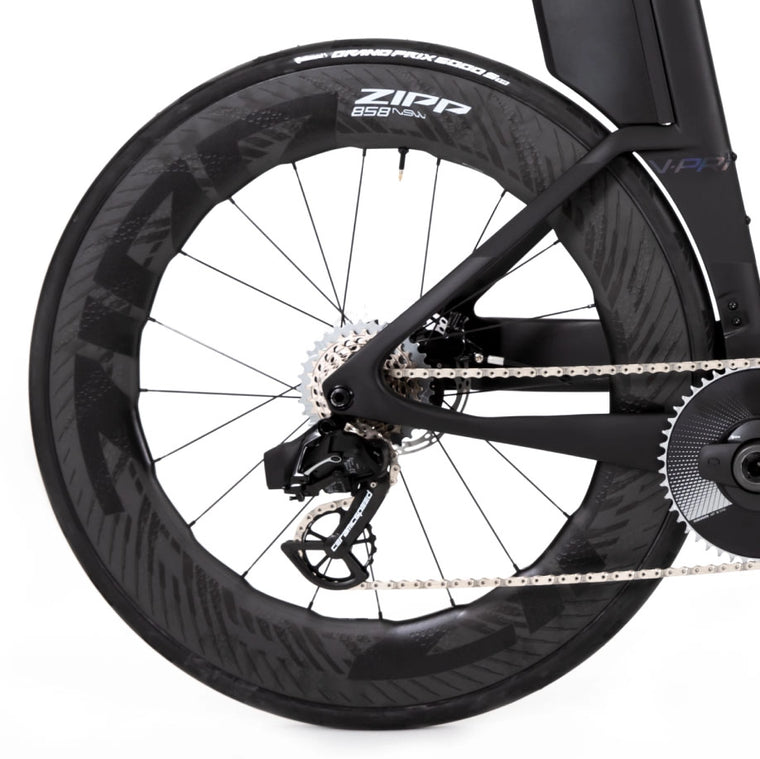 Um close up da roda de uma bicicleta QR preta em um fundo branco