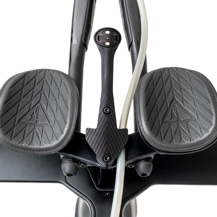 Um close up as almofadas de braço/guidão de uma bicicleta QR preta em um fundo branco