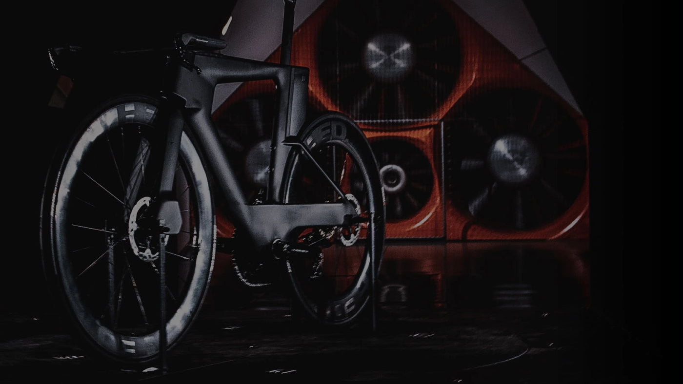 Uma bicicleta QR preta sendo testada para aerodinâmica em uma sala escura.