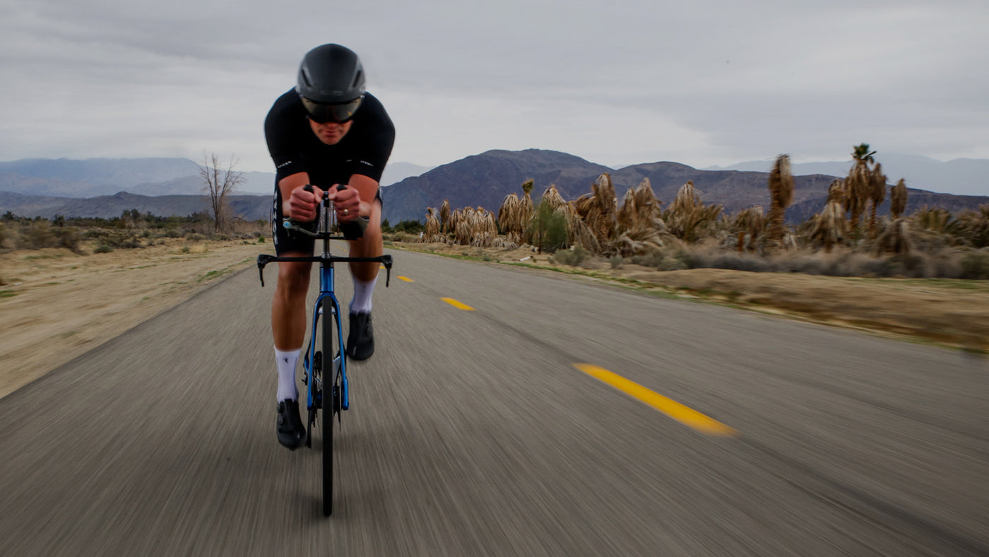Homem montando V-PRi na estrada em direção à câmera
